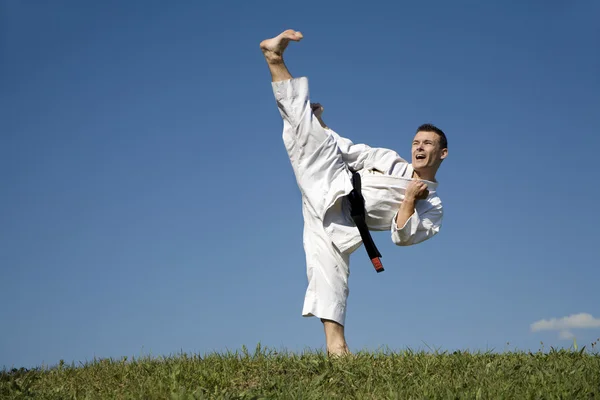 Entrenamiento de karate en kimono - kata — Foto de Stock