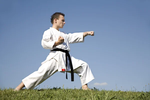 Entrenamiento de karate en kimono - kata — Foto de Stock