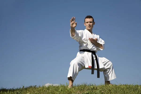 Entrenamiento de karate en kimono - kata —  Fotos de Stock