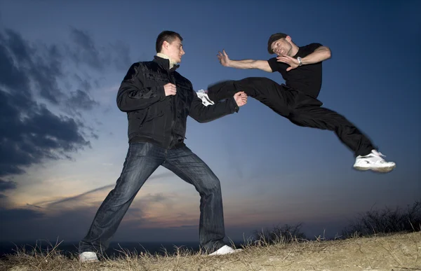 Trénink karate při západu slunce — Stock fotografie