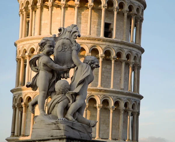 Pisa - angles sculpture and hanging tower in evening light — Stock Photo, Image