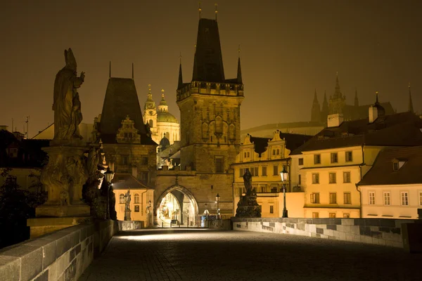 Прага - вид с Карлова моста ночью — стоковое фото