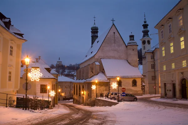 Banska Stiavnica - Eslováquia - monumento da Unesco - Igreja gótica e novo castelo pela manhã — Fotografia de Stock