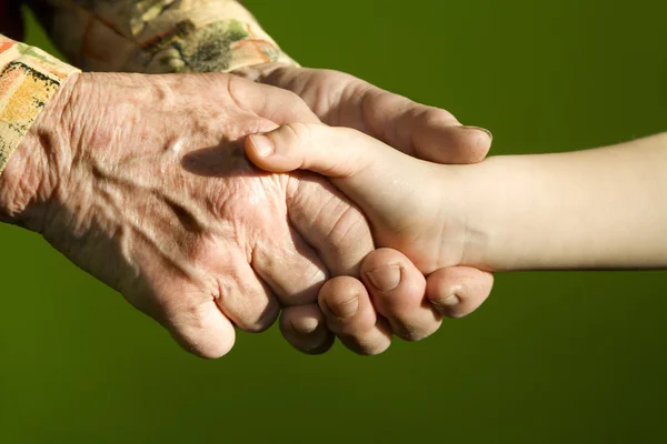 Hände von Großmutter und Enkelkind — Stockfoto
