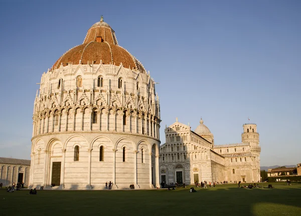 Pisa - wieża katedry i wiszące oraz baptysterium Świętego Jana - placu piazza dei miracoli — Zdjęcie stockowe