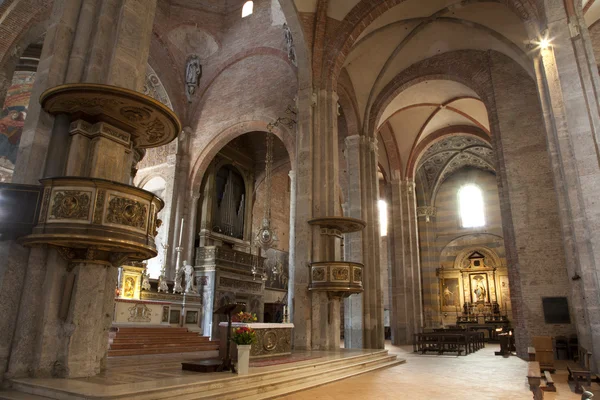 Милан - внутри церкви Сан-Симпличано — стоковое фото