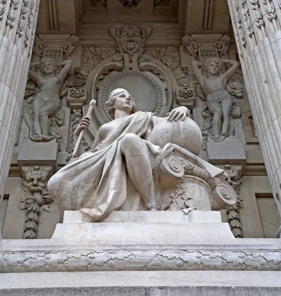 Parijs - standbeeld van grand palais - grote paleis — Stockfoto