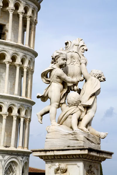 Pisa - hoeken sculptuur en opknoping toren — Stockfoto