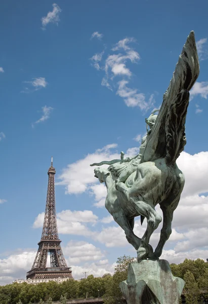 Париж - Эйфелева башня и статуя Жанны д "Арк работы Вендекинха — стоковое фото