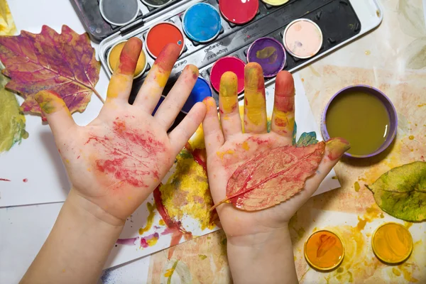 Kezében a gyermek a festés — Stock Fotó