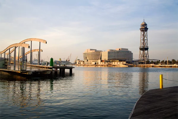 巴塞罗那海滨的早晨-世界贸易中心和 jaume 塔 — 图库照片