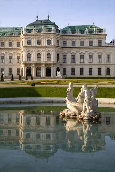 Відень - фонтан у палац Бельведер — стокове фото