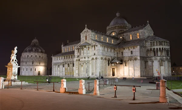 Pise - cathédrale et st. Jean-Baptiste dans la nuit - Piazza dei Miracoli — Photo