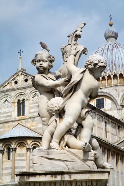 Pisa - statue of angles and cathedral - piazza dei miracoli — Stock Photo, Image