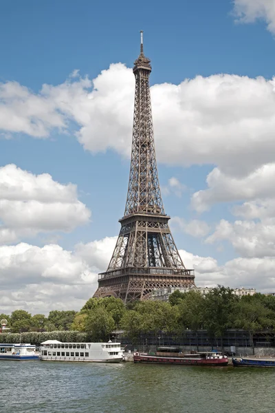 París Torre Eiffel desde la orilla del río —  Fotos de Stock