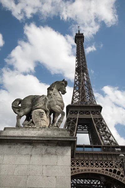 Париж - конная скульптура и Эйфелева башня — стоковое фото