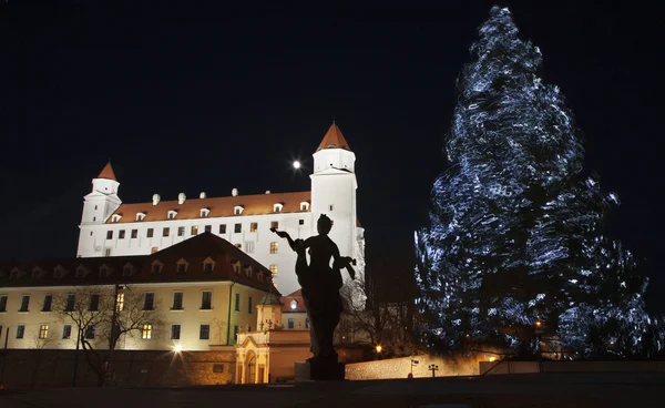Bratislava - castillo del parlamento por la noche y árbol de Navidad — Foto de Stock
