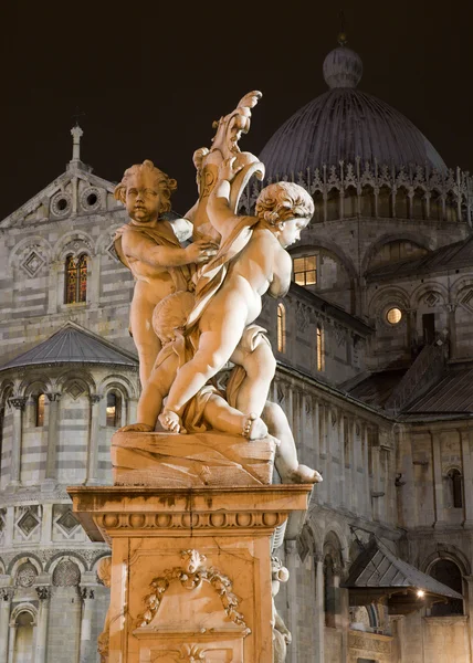 Pisa - statue of angles and cathedral in the night - piazza dei miracoli — Stock Photo, Image