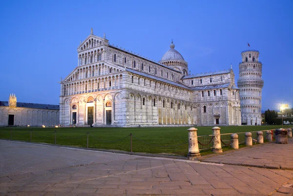 Pisa - catedral Santa Maria Assunta e torre pendurada à noite — Fotografia de Stock