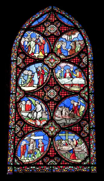 París - Ventana de la iglesia gótica de Saint Denis — Foto de Stock
