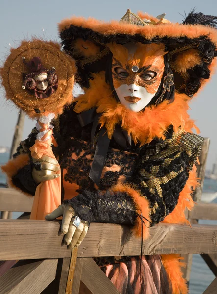 Venetië - oranje masker van carnaval — Stockfoto