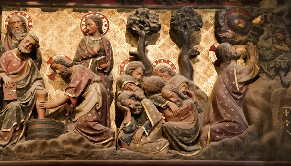París - relieves de la vida de Jesús - Catedral de Notre-Dame - Cristo en el jardín de Gestemany —  Fotos de Stock
