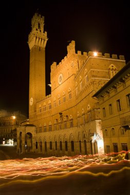 Siena - Belediye Binası ve torre del mangia yakın