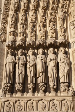 Paris - notre-dame Katedrali günbatımı ışık ana portal kutsal heykeli