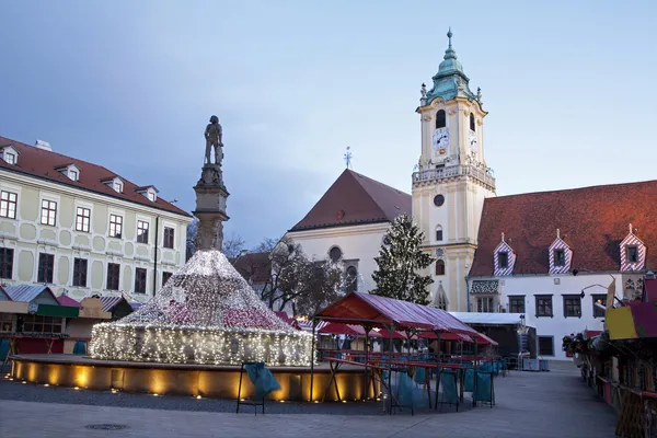 Bratislava - christmas market in morning and town hall — Stock Photo, Image