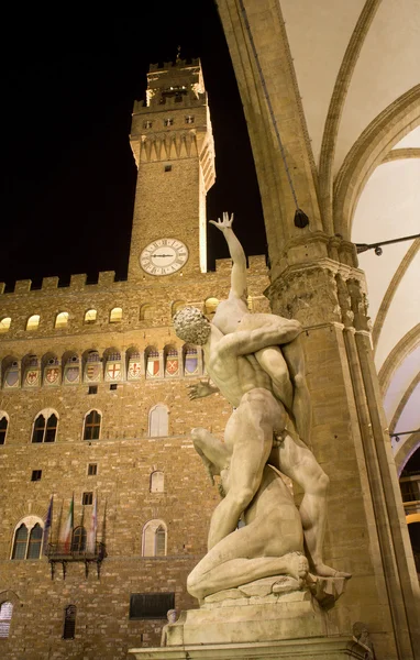 Florens - våldtäkt av sabines, loggia dei lanzi, av giambologna — Stockfoto