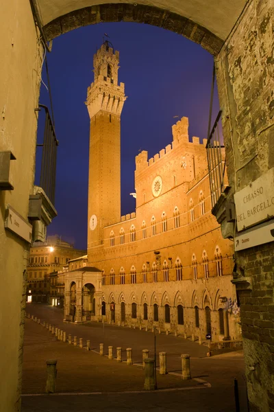 Siena - ратуша і Торре-дель-Mangia в ніч — стокове фото