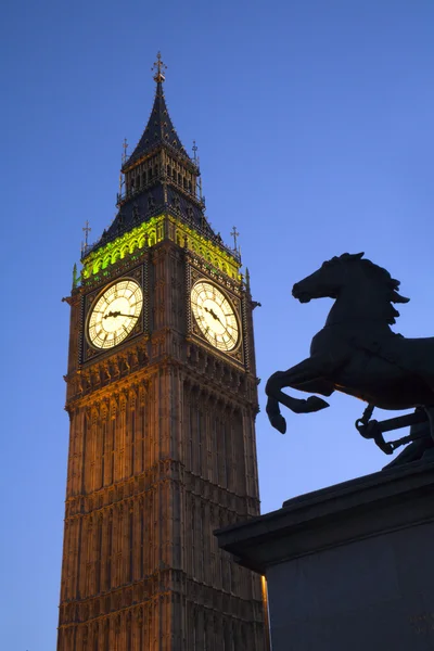 London - Big Ben and Boudica monument — Stock Photo, Image