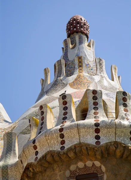 Barcelona - červen 2009: mozaika rooof domu v parku guell, navrhl antoni gaudi. postaven v roce 1900-1914. součástí unesco, jun 9,2009 v Barceloně Španělsko. — Stock fotografie