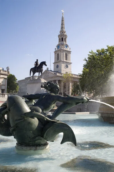 伦敦-从特拉法加广场喷泉 — 图库照片