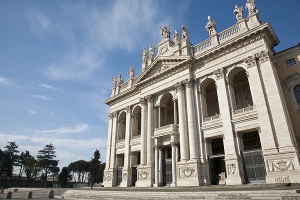 Рим - восточный фасад базилики Святого Иоанна Латеранского — стоковое фото