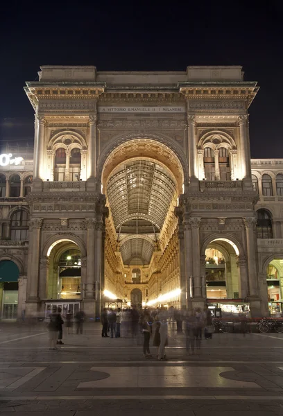 Milán - Vittorio Emanuele galleria por la noche - exterior — Foto de Stock