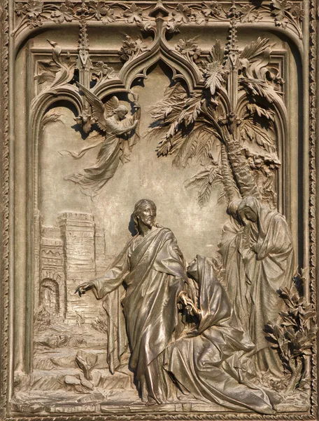 Milan - detail from main bronze gate - apparition of Jesus to Mary of Magdalene — Stock Photo, Image