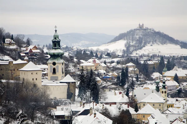 Vecchio castello e calvario a Banska Stiavnica - Slovacchia - monumento unesco — Foto Stock