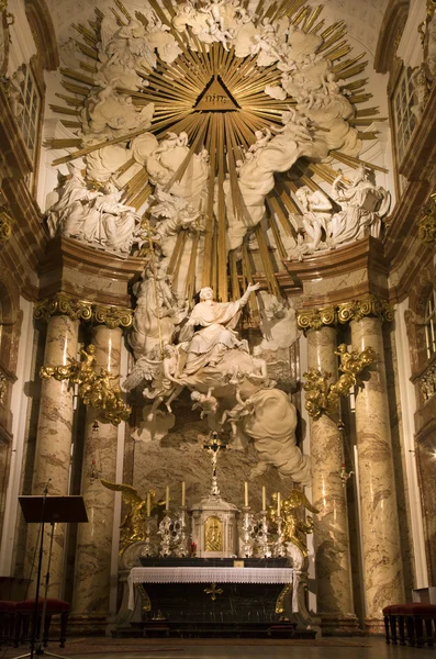 维也纳-从圣查尔斯 boromeo 教堂巴洛克式法坛 — 图库照片