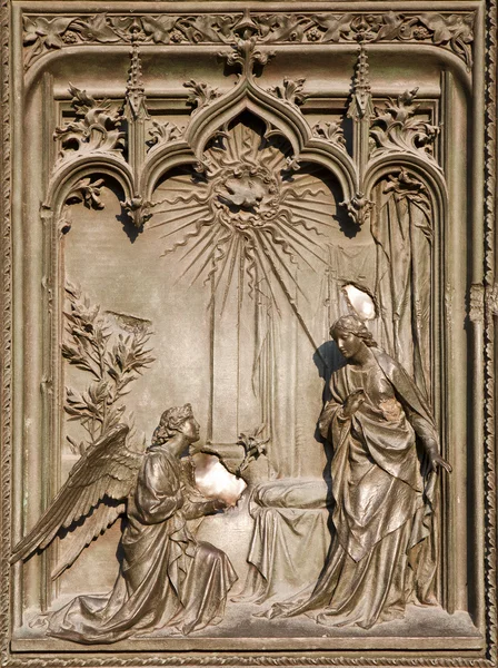 Milano - dettaglio dalla porta principale in bronzo - Annunzio — Foto Stock