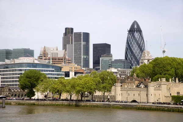 Londen - riverside en wolkenkrabbers — Stockfoto
