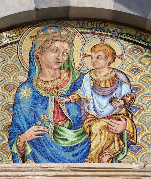 Pisa - mosaico de la santa María con el Jesús - Chiesa e convento di San Torpe — Foto de Stock