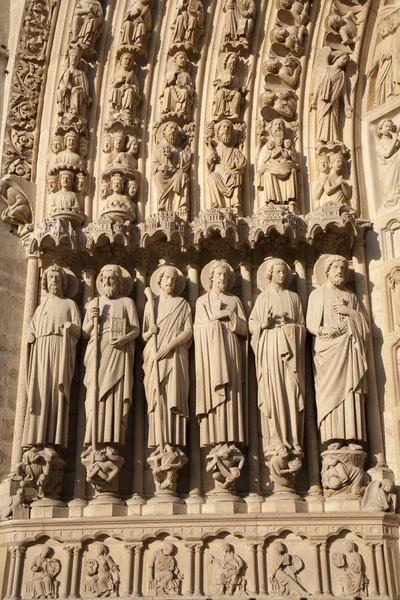París - estatua sagrada del portal principal de la catedral de Notre-Dame a la luz del atardecer —  Fotos de Stock