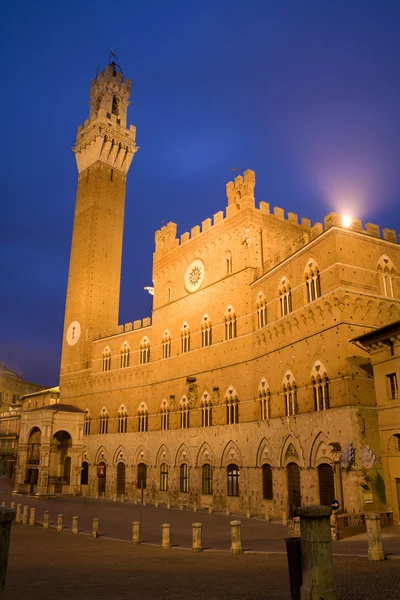 Siena - Belediye Binası ve torre del mangia yakın — Stok fotoğraf