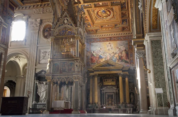 Rzym - wnętrze Bazyliki Laterańskiej bazyliki św. — Zdjęcie stockowe