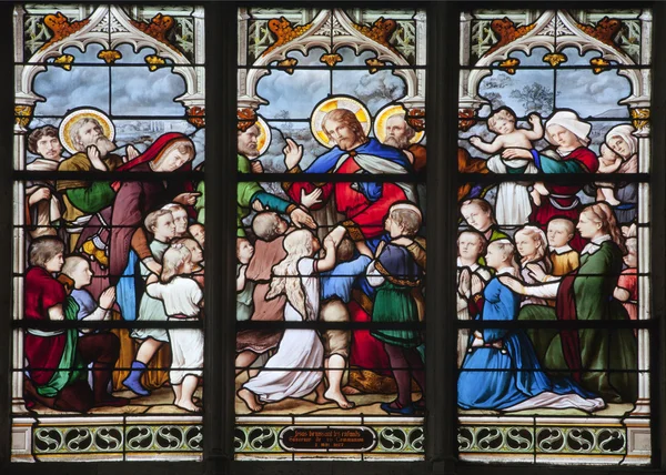 Paris - fönsterrutan från saint severin gotiska kyrkan - jesus med barnen — Stockfoto