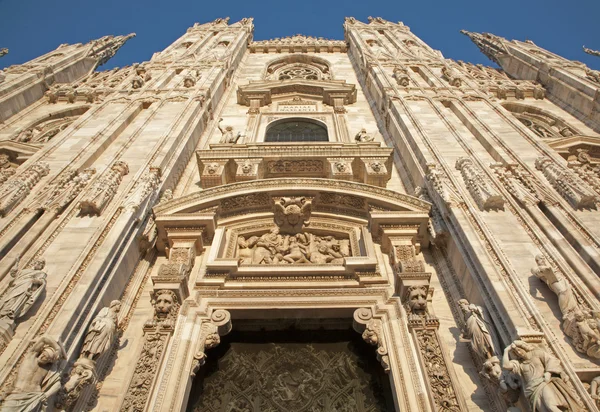 Milaan - westfacade van de kathedraal in Avondlicht — Stockfoto
