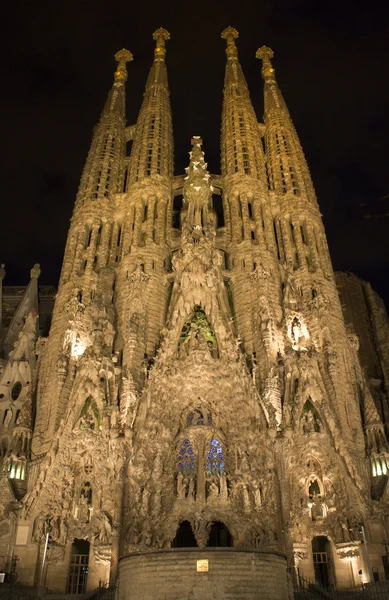 Барселона - Sagrada la Familia ночью — стоковое фото