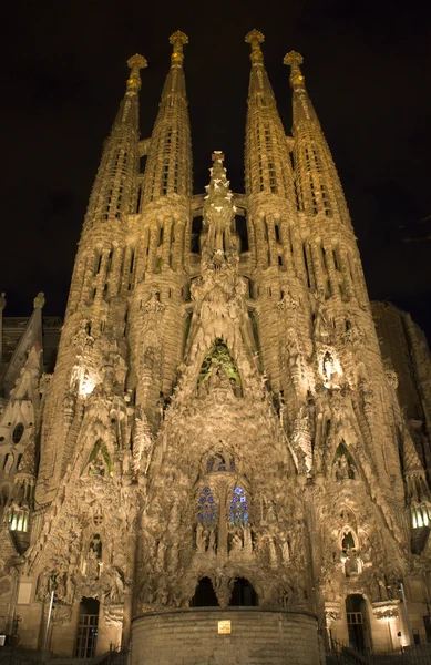 Barcelona - sagrada la familia nachts — Stockfoto