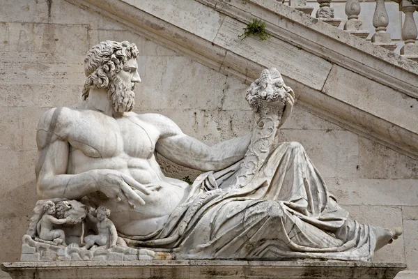 Roma - tiber bir heykeli palazzo senatorio için — Stok fotoğraf